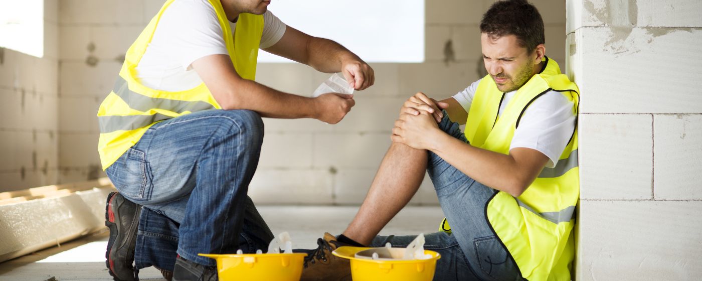 construction workers holding knee in pain