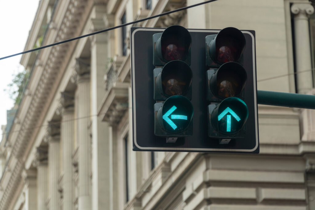 a left turn arrow and a straight arrow on a traffic light