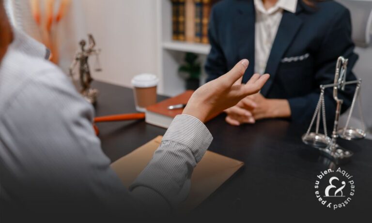 Consulta jurídica profesional entre abogado y cliente en la oficina.